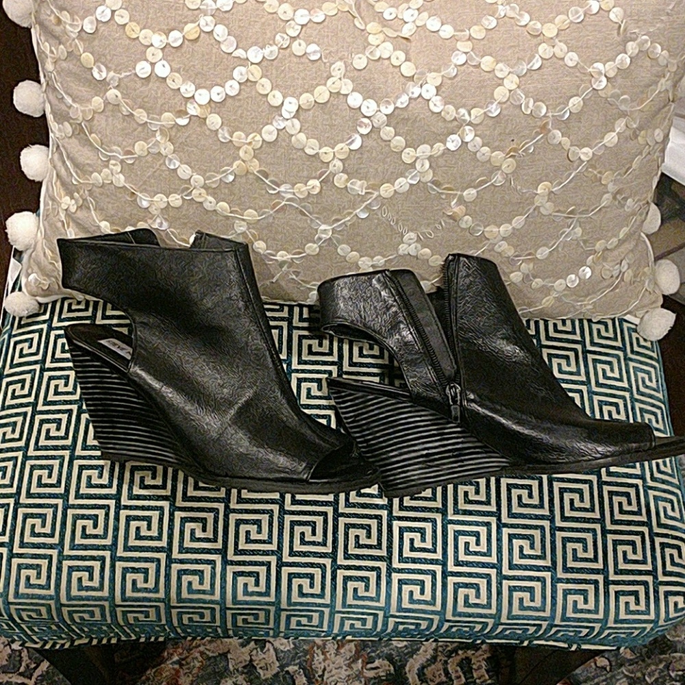 Black wedged peep toes